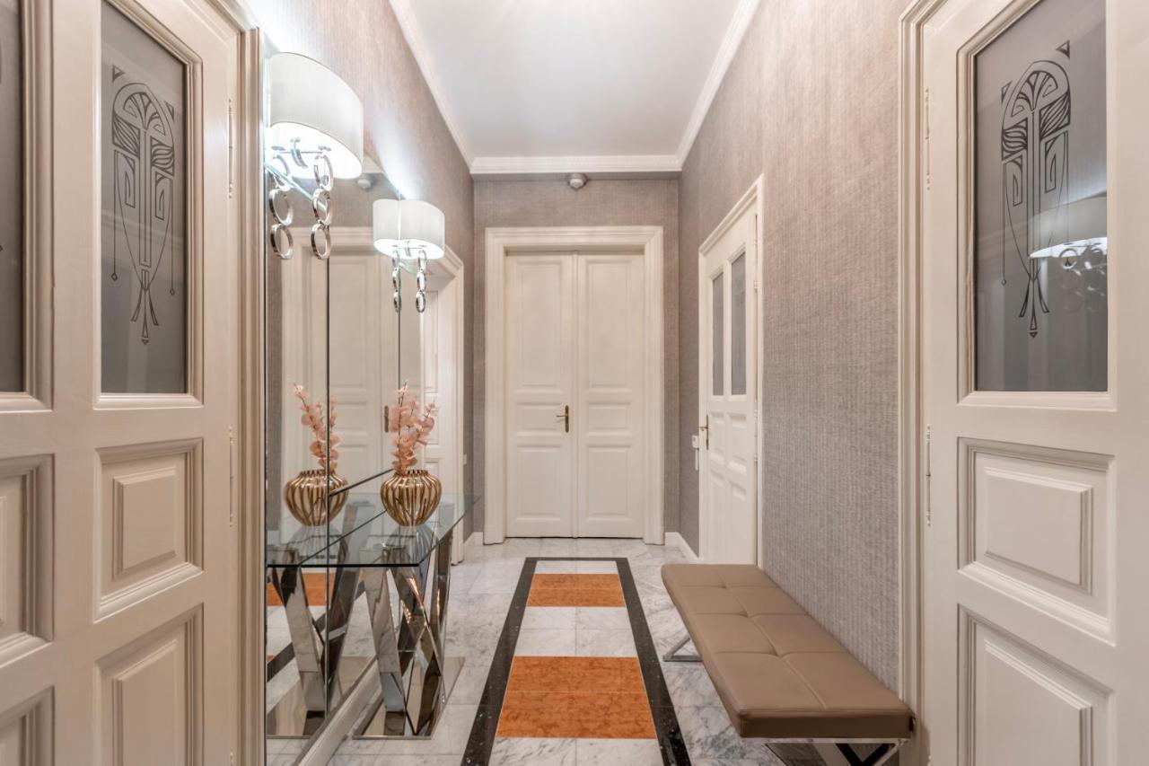 Luxury Apartment With Balcony Next To The New York Cafe Boedapest Buitenkant foto