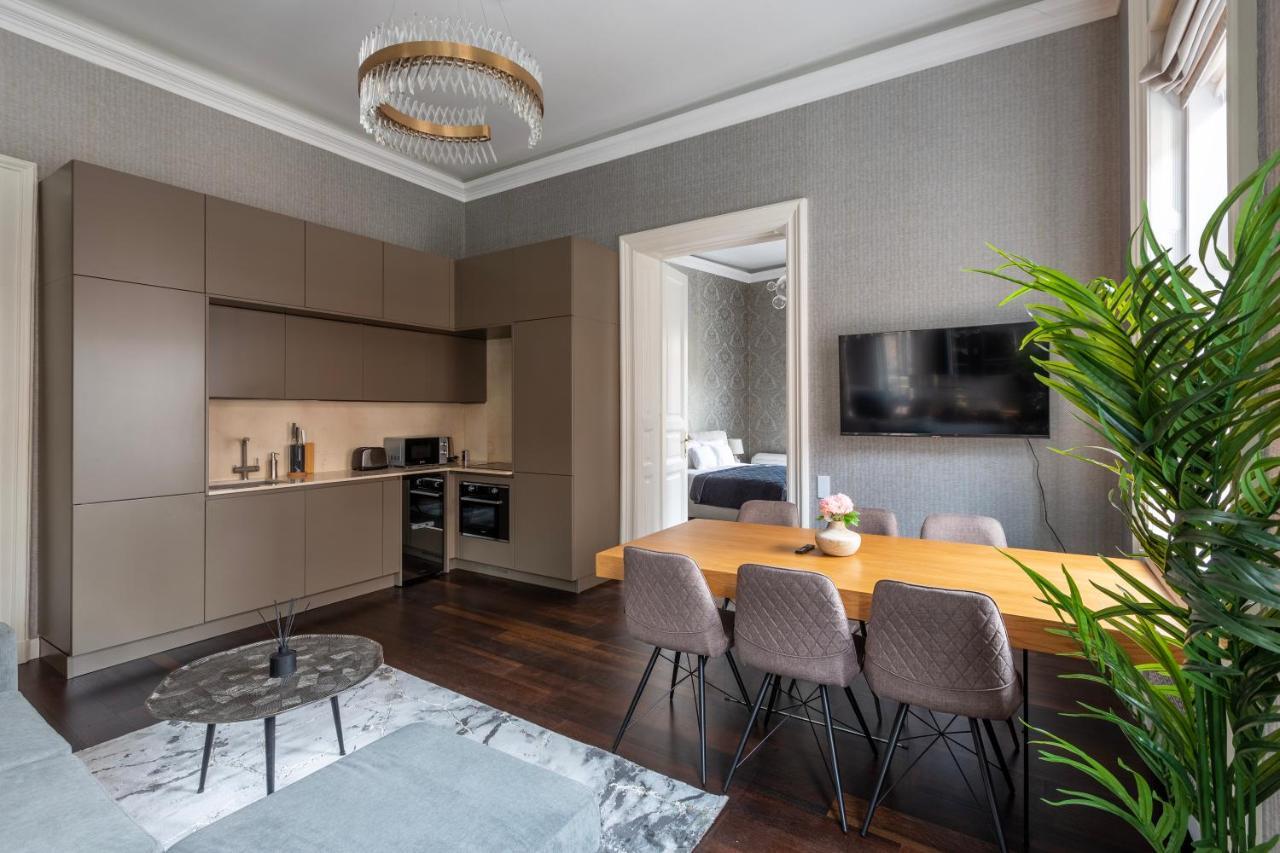 Luxury Apartment With Balcony Next To The New York Cafe Boedapest Buitenkant foto